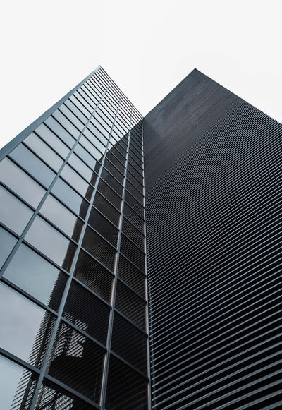 黑色玻璃建筑的低角度摄影